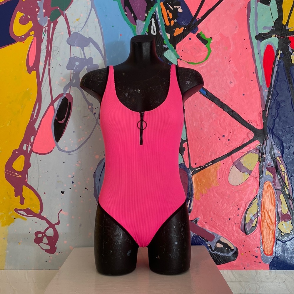 Wireless one piece swimsuit with round neckline. Quick-drying fabric